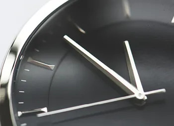 Ziffernblatt einer schwarzen Armbanduhr