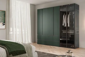 Gemütliches Schlafzimmer mit großem Kleiderschrank in der Farbe Opal mit getönten Glastüren.