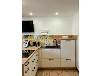 Küchenfront einer t-förmigen Küche in Holzoptik