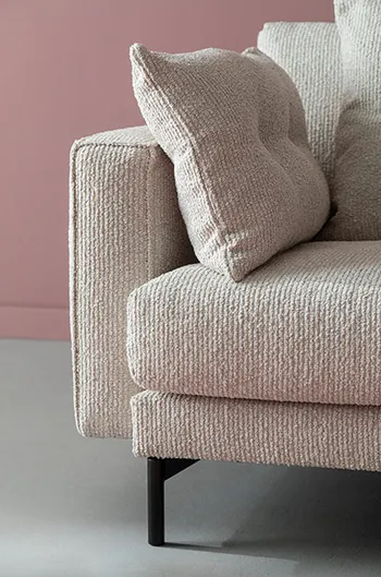 Lädt zum Anfassen ein - der anschmiegsame Stoff von RAUM.FREUNDE Sofa ANESA