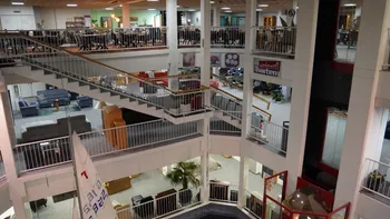 Innenansicht des Möbelhauses Wohnwelt von Harten mit mehreren Etagen und einer zentralen Treppe.