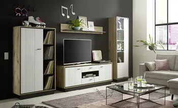 Helle Hölzerne Wohnwand mit weißer Front in Wohnzimmer