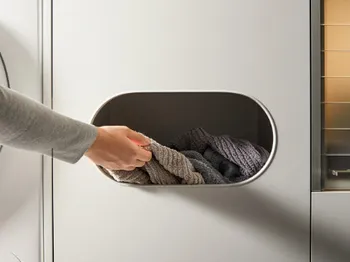 Wäscheschrank im Hauswirtschaftsraum zur Aufbewahrung mit unterschiedlichen Körben