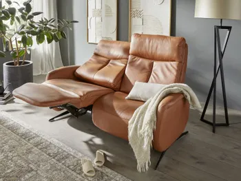 Ledersofa in Cognac mit Relaxfunktion.