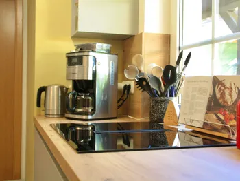 Detailansicht einer gelben Küche