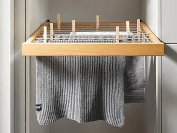 Wäschetrocknung auf integriertem Wäscheständer im Hauswirtschaftsraum