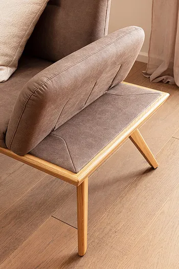 Detailbild der klappbaren Armlehne und des Holzgestells einer Esszimmerbank.