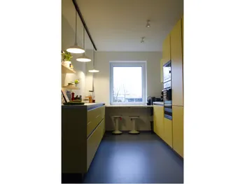 Total-Ansicht einer urbanen Küche