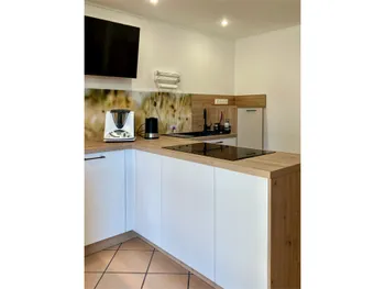 T-förmige Küche in Holzoptik