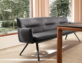 Edle Sitzbank in schwarzem Leder fürs Esszimmer.