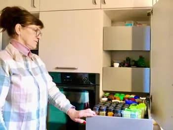 Kundin zeigt den Stauraum Ihrer Küche