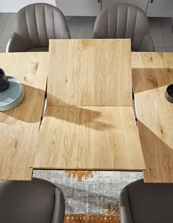 Ausziehbarer Holz Esstisch, der mit einer einlegbaren Platte erweitert wird.