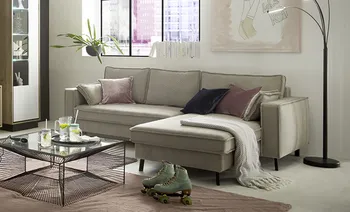 Hellgraues Sofa in gemütlichem Wohnzimmer