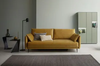 Sofa mit gelbem Bezug, das eine Schlaffunktion besitzt.