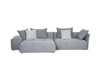 Großes graues Ecksofa mit mehreren Dekokissen. 