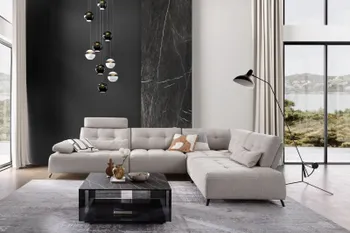 Modernes beiges Ecksofa mit Polsterung und einer Kopfstütze, dekoriert mit mehreren Kissen in beige, grau und orange.