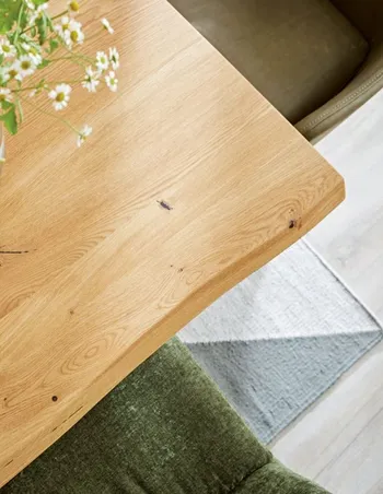 Heller Holztisch von oben.