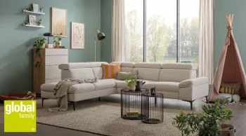 Helles Ecksofa mit schwarzem Couchtisch in gemuetlichem Wohnzimmer.