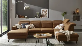 Orangene Wohnlandschaft mit Longchair links und rechts und klappbaren Kopfstützen in einem hellen Raum.