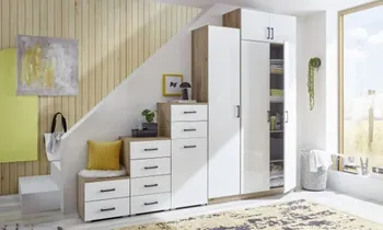 Garderobenschrank angeordnet wie eine Treppe von sehr klein bis sehr hoch. Fronten sind aus Weiß und die Dekore sind aus Holz. Schwarze Griffe sorgen für Akzente. Perfekt für einen Platz neben einer Treppe. 