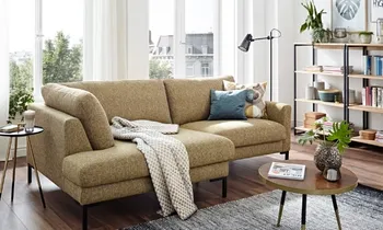Sie sehen ein Sofa, platzsparen mit kleiner Ottomane in einem Curry und schwarzen Füßen