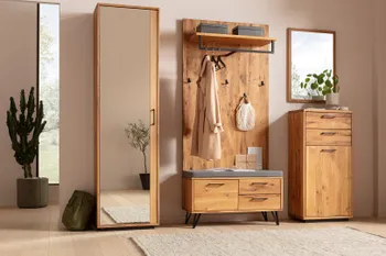 Moderne helle Garderobe aus Holz bestehend aus Spiegelschrank, Schuhschrank, Hutablage und Sitzbank.