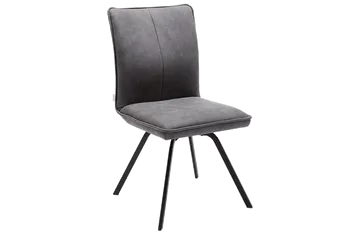 Gemütliches Esszimmer mit Massivholz Esstisch, um den graue Stühle mit und ohne Armlehne stehen.