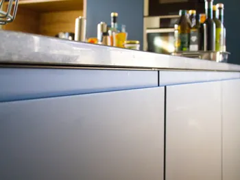 Grifflose Schublade in einer modernen Familienküche