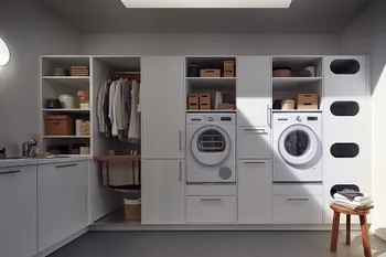 Schrankfront im Hauswirtschaftsraum mit vielen cleveren Stauraumlösungen