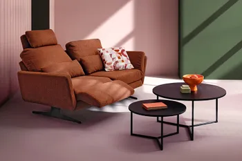 Sofa TOVA von RAUM.FREUNDE in rostrotem Stoff mit vielen smarten Funktionen in Ambiente