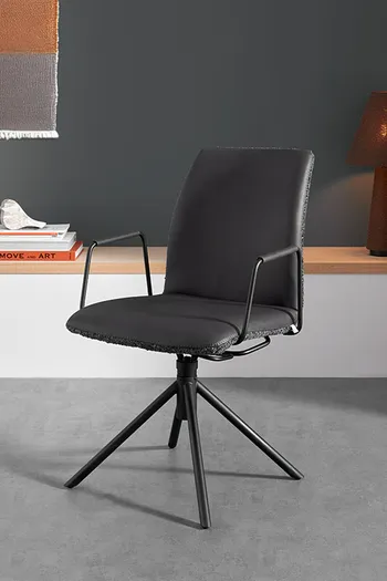 Armlehnstuhl fürs Esszimmer mit Stativgestellt in Schwarz.