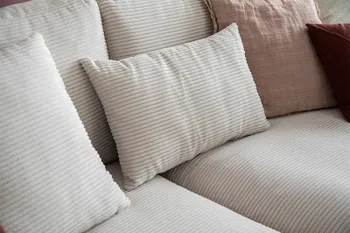 Detailaufnahme des Sofas RAUM.FREUNDE JANNE aus weißem Cord