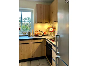 L-Küche in Holz-Optik