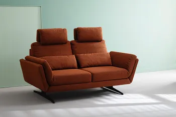 Rostfarbenes Stoffsofa TOVA von RAUM.FREUNDE für wenig Platz