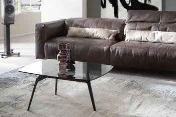 Braunes modernes Ledersofa, bei dem eine Kopfstütze nach oben geklappt ist.