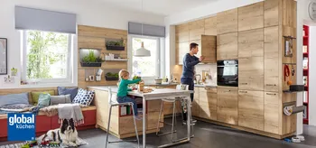 Mann und Kind in einer Küche in Holzoptik mit Küchentresen und Hochstuhl von Global Küchen