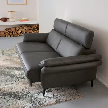Verstellbare Sitztiefe eines schwarzen Design Ledersofas mit hoher Rückenlehne.