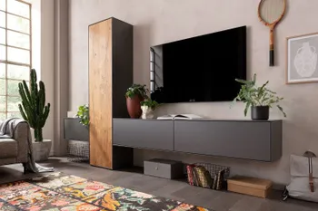 Moderne Wohnwand bestehend aus einem hängenden Lowboard aus grauem Lack, an dem eine Vitrine mit Lackrahmen und einer Tür mit Holzfront befestigt ist.