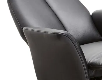 Schwarzer Ledersessel mit nach hinten gelehnter Rückenlehne.