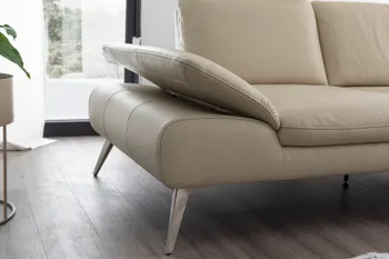 Beiges Ledersofa mit klappbarer Armlehne.