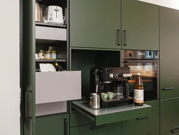 Stauraum in einer grünen Familienküche