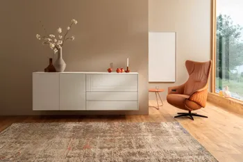 Design Relaxsessel, der innen mit orangenem Leder und außen mit Stoff in Orange bezogen ist.
