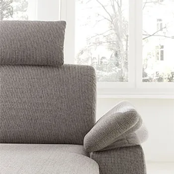 Klappbare Armlehne eines Sofas.