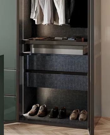 Von Schubladen in Lederoptik bis zu ausziehbaren Fachböden: Global Wohnen Solina bietet verschiedenste Innenelemente, damit alles seinen Platz findet.