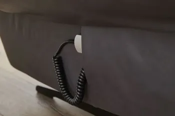 Seite eines Sofas, das elektrisch steuerbar ist.