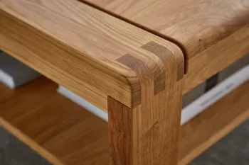 Ecke eines Couchtisches aus Massivholz