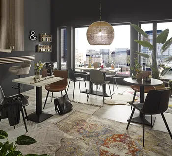 Großes Esszimmer mit Panoramafenster