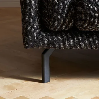 Detailbild von Fuß eines Sofas aus schwarzem Metall.