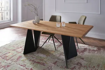 Design Esstisch mit Tischplatte aus Eiche Natur, an dem zwei Stühle stehen.