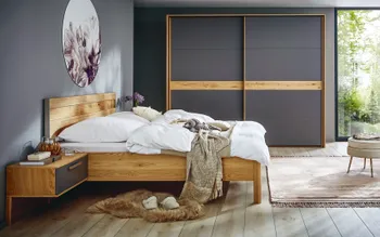 Massivholz Schlafzimmereinrichtung mit Bett und Kleiderschrank.